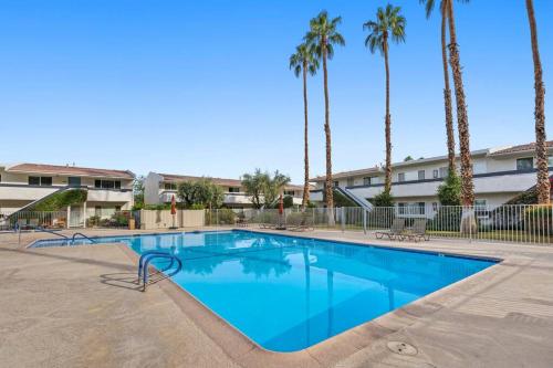 Poolside 2BR/2BA Pet Friendly Condo+Mountain View in Palm Springs, USA