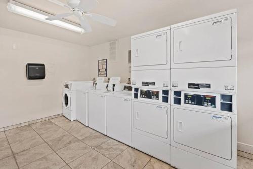 Poolside 2BR/2BA Pet Friendly Condo+Mountain View in Palm Springs, USA
