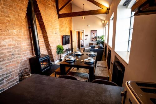 DJH Homes - Luxurious and chic 3BR Grade II Industrial House with log burner and electric blinds - JQ, Birmingham City, Birmingham (photo 10)