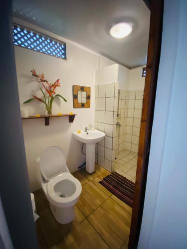 ห้องน้ำ, Vairou Lodge Bora Bora in อาเนา