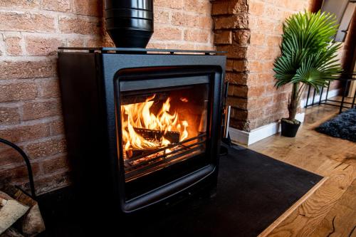 DJH Homes - Luxurious and chic 3BR Grade II Industrial House with log burner and electric blinds - JQ, Birmingham City, Birmingham (photo 11)