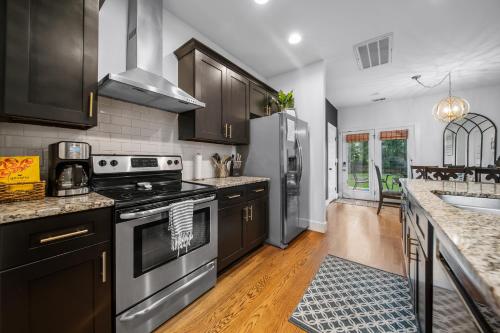 Spacious 3 Bedroom 6 Beds Nashville House with Large Yard in Nashville, USA