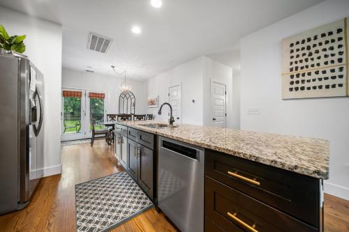 Spacious 3 Bedroom 6 Beds Nashville House with Large Yard in Nashville, USA