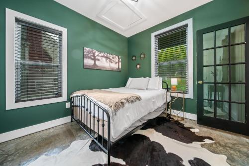 Spacious 3 Bedroom 6 Beds Nashville House with Large Yard in Nashville, USA