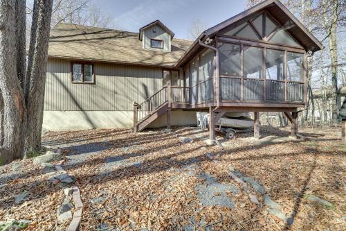 Peaceful Pocono Lake Cabin Walk to Pine Lake!