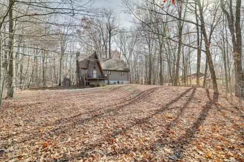 Peaceful Pocono Lake Cabin Walk to Pine Lake!