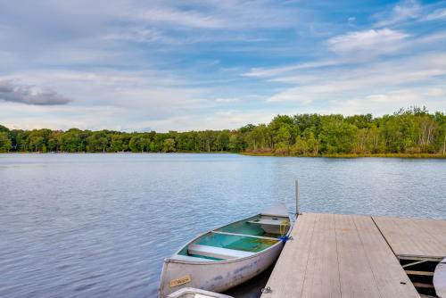 Peaceful Pocono Lake Cabin Walk to Pine Lake!