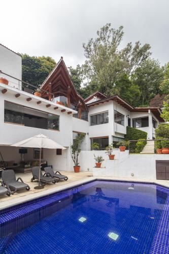 Lake view house with private pool