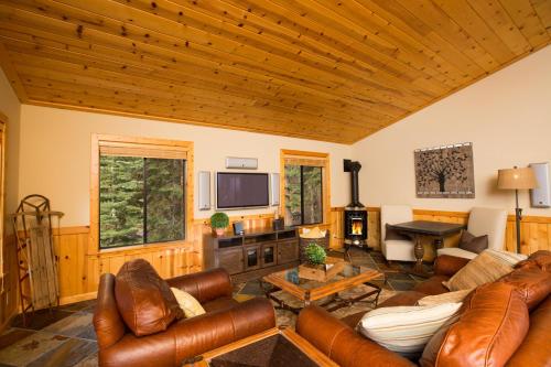 St Bernard at Tahoe Donner Remodeled 3BR - Private Hot Tub and Gym and Pool Access