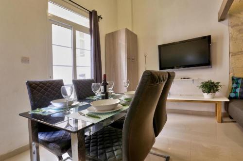 One-Bedroom Apartment image 6