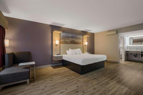 Best Western Diamond Bar Hotel & Suites Room Type - Deluxe King Room - Non-Smoking