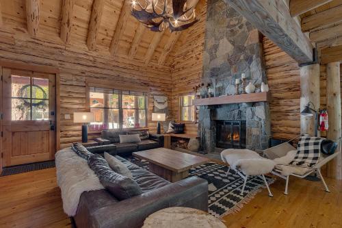 Hooga House on the West Shore - Stunning Log Cabin w Private Hot Tub - Pet Friendly!