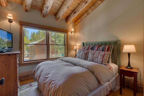 Hooga House on the West Shore - Stunning Log Cabin w Private Hot Tub - Pet Friendly!