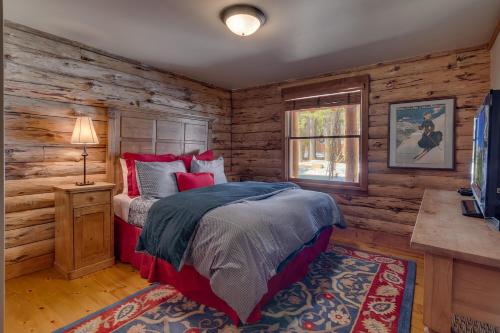 Hooga House on the West Shore - Stunning Log Cabin w Private Hot Tub - Pet Friendly!