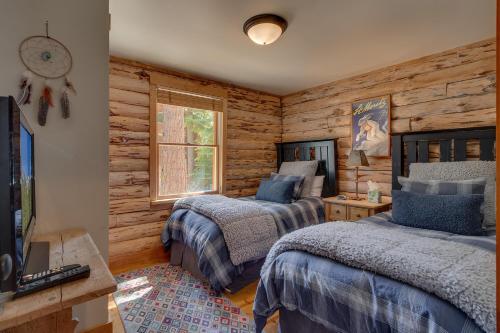 Hooga House on the West Shore - Stunning Log Cabin w Private Hot Tub - Pet Friendly!