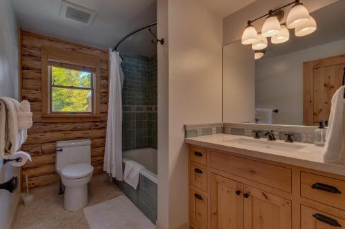 Hooga House on the West Shore - Stunning Log Cabin w Private Hot Tub - Pet Friendly!