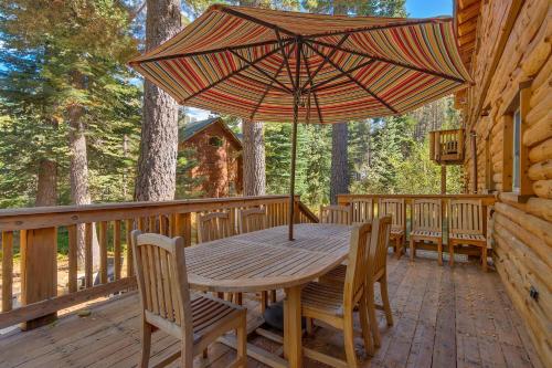 Hooga House on the West Shore - Stunning Log Cabin w Private Hot Tub - Pet Friendly!