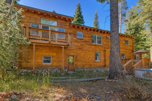 Hooga House on the West Shore - Stunning Log Cabin w Private Hot Tub - Pet Friendly!