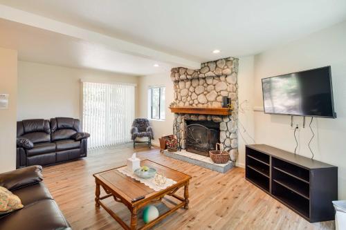 All-Season Crestline Escape - 2 Mi to Lake!