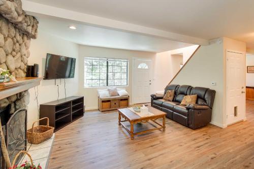 All-Season Crestline Escape - 2 Mi to Lake! in Crestline, USA
