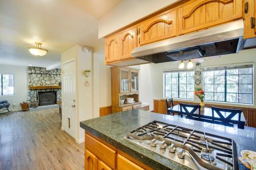 All-Season Crestline Escape - 2 Mi to Lake! in Crestline, USA