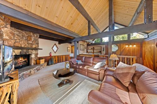 Nightingale Retreat - 3BR, Close to Tahoe City, Walk to Bike Path, Private Beach Access