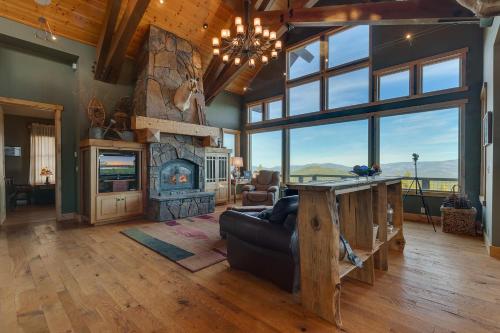 Grand Vista Lodge by Tahoe Getaways - 5 BR with Stunning Views, Pool Table, Private Hot Tub & HOA Po