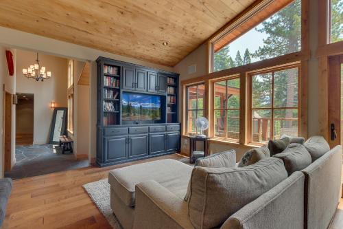 Summit Solitude at Palisade Tahoe - Charming 5BR w Foosball & Shuffleboard Table & Pet Friendly, Olympic Valley