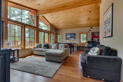 Summit Solitude at Palisade Tahoe - Charming 5BR w Foosball & Shuffleboard Table & Pet Friendly, Olympic Valley (foto 3)