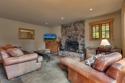 Summit Solitude at Palisade Tahoe - Charming 5BR w Foosball & Shuffleboard Table & Pet Friendly, Olympic Valley (foto 5)