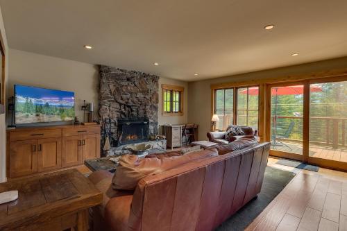Summit Solitude at Palisade Tahoe - Charming 5BR w Foosball & Shuffleboard Table & Pet Friendly, Olympic Valley (foto 6)