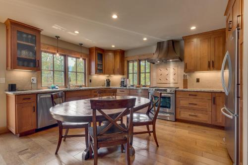 Summit Solitude at Palisade Tahoe - Charming 5BR w Foosball & Shuffleboard Table & Pet Friendly, Olympic Valley (foto 7)