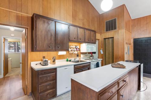 Starry Skies on the West Shore, Private Beach, Fireplace, Pet Friendly, Close to Ski Resorts, Tahoe City (foto 10)