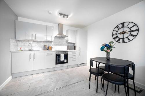 Kitchen, Spacious 3-Bedroom Apartment Near London Museum in Edgware