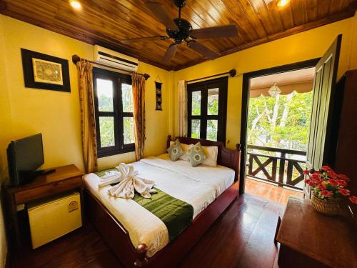 Deluxe Double Room with Balcony image 10