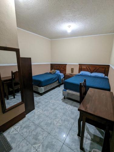 1 queen bed, 1 twin bed