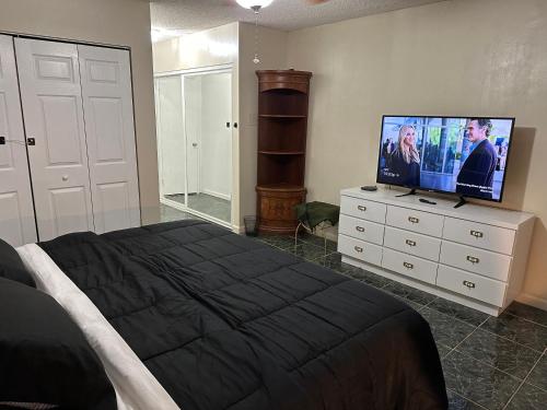 PEACEFUL KING BED WITH 55 INCH SMART TV, 450 WIFI near FIU-Dolphin-MIA in Tamiami, USA