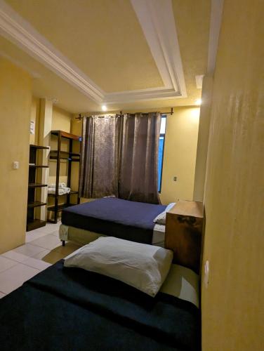 1 double bed, 2 twin beds