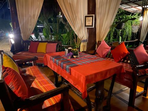 Bar/lounge, Pura Vida Pai Resort in Wiang Nuea