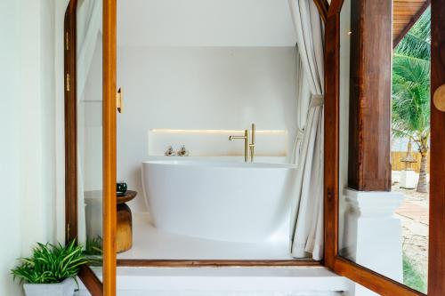 Suite with Sea View image 3