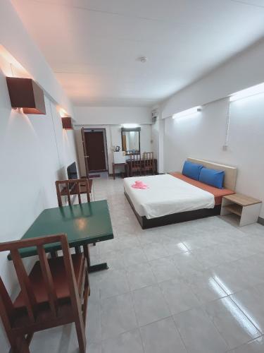 room detail thumbnail 0