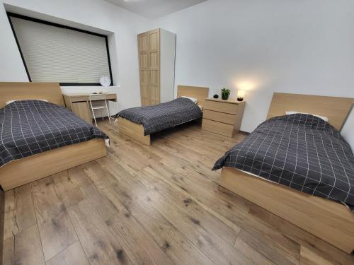 Luksusowy Apartament, Duży Parking, 24h, 2 sypialnie, salon, kuchnia, pralnia, monitoring, 95mkw (Przestronny Luksusowy Apartament, Klimatyzacja, Duzy Parking, Zameldowanie 24h, 2 sypialnie, salon, ) in Steklin