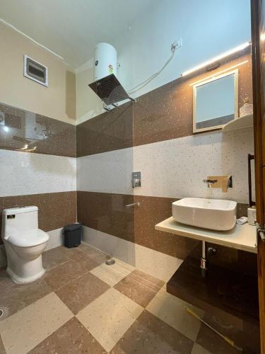 Deluxe King Room image 1