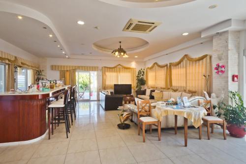 Royal Beach Hotel - image 6
