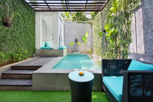 Deluxe King Room with Plunge Pool image 9