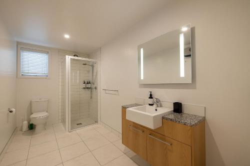 Resort-Style 2BR Alpine Apt | Pool Spa & Garage - image 3
