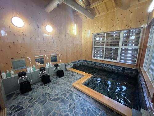 Гореща вана, AKANE Hostel Akane Natural Hot Spring Ryokan in Kagura Snow Resorts