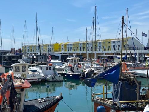Seascape - Floating Home at Brighton Marina with free Parking, Brighton & Hove (foto 6)