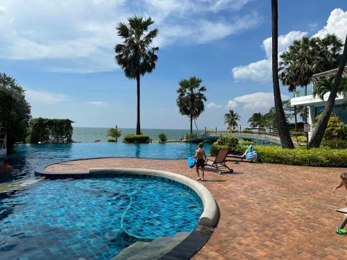 2-bedroom luxury condo with pool and beach access