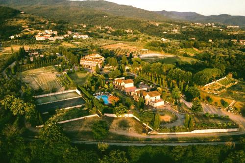 Hotel with swimming pool surrounded by greenery in San Donato Fronzano, rooms with air conditioning and breakfast included in San Donato in Fronzano